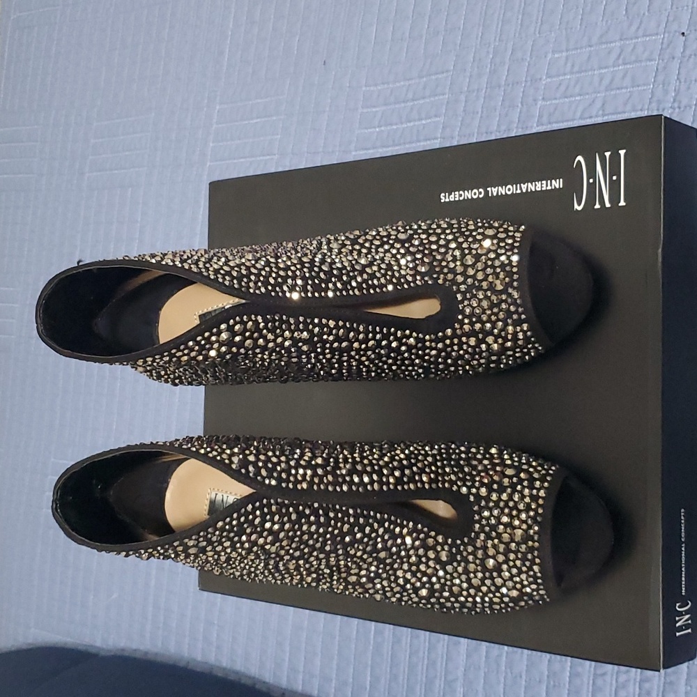 Shoes - Picture 6 of 8